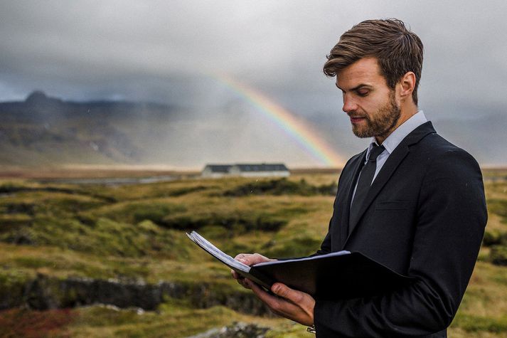 Hér sést Bjarni Snæbjörnsson, einn af athafnarstjórum Siðmenntar, við hjónavígslu á Búðum á Snæfellsnesi.