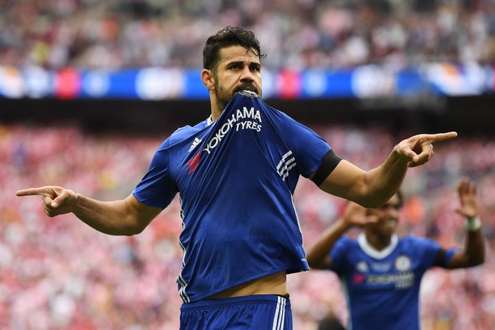 Er Diego Costa að kyssa eða bíta í Chelsea-merkið?