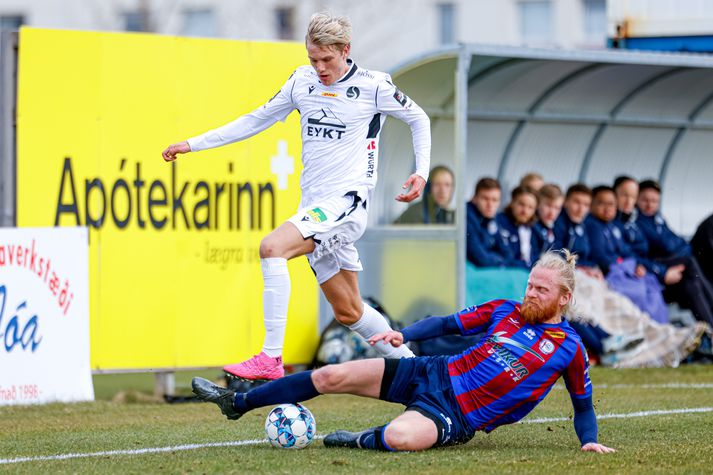 Arnór Borg í baráttunni við Brynjar Hlöðversson í leik Fylkis og Leikni R.