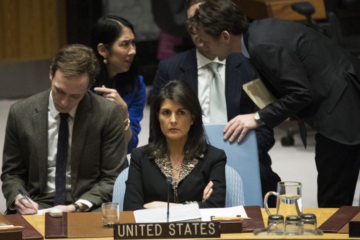 Nikki Haley, sendifulltrúa Bandaríkjanna, var ekki skemmt þegar tillagan var tekin fyrir í öryggisráðinu. Bandaríkin voru einangruð í afstöðu sinni og beittu neitunvaldi í fyrsta skipti í sex ár.