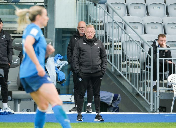 Þorsteinn Halldórsson, brúnaþungur á hliðarlínunni í kvöld.
