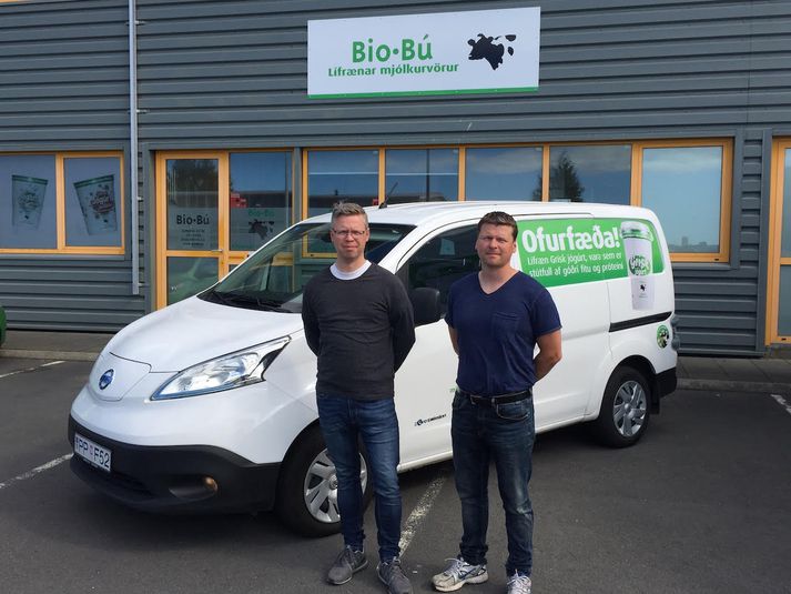 Helgi Rafn Gunnarsson, framkvæmdastjóri Bíóbús og Sverrir Örn Gunnarsson við rafknúna sendibílinn Nissan e-NV200 sem fyrirtækið tók í sína þjónustu á árinu.