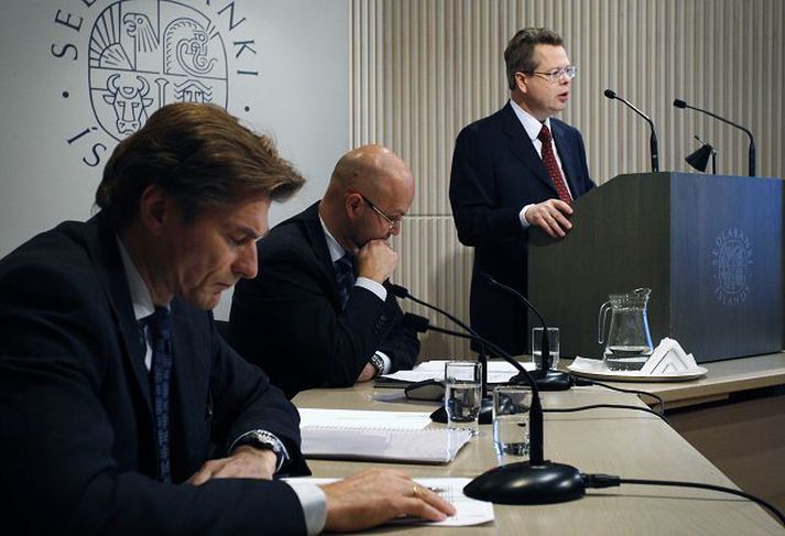 Í Seðlabankanum Arnór Sighvatsson, Þórarinn G. Pétursson og Már Guðmundsson. Í efnahagsspá bankans kemur fram að langan tíma taki oft að vinna sig út úr kerfislægum fjármálakreppum. Jákvæð teikn séu þó á lofti. 