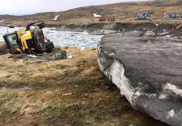 Mikil eyðilegging blasti við þorpsbúum eftir að flóðbylgjan skall á þorpið Nuugaatsiaq.