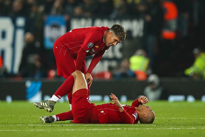 Fabinho liggur á vellinum í gær.