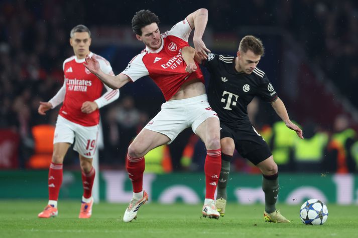 Joshua Kimmich í baráttu um boltann við Declan Rice í leiknum á Emirates-leikvanginum á miðvikudagskvöldið.