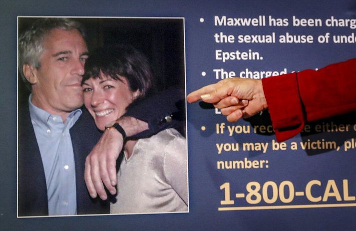 Jeffrey Epstein (t.v.) og Ghislaine Maxwell (t.h.) voru um tíma par en hún vann síðan fyrir hann um árabil. Hún var dæmd fyrir að útvega honum ungar stúlkur til að misnota.