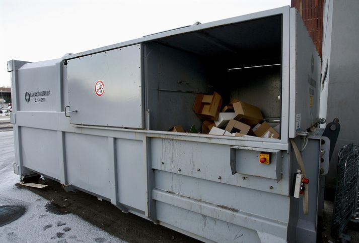 Á mynd sést pressugámur á borð við þann sem hinn 15 ára starfsmaðurinn lenti í. Myndin tengist fréttinni ekki beint.