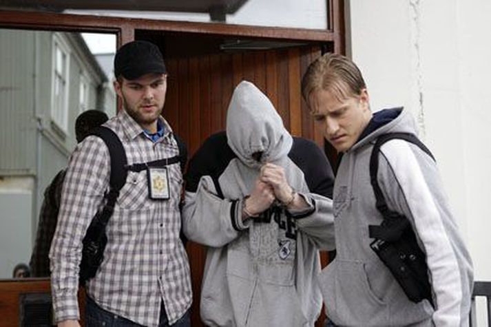Annar mannanna leiddur fyrir dóm þegar þeir voru handteknir.