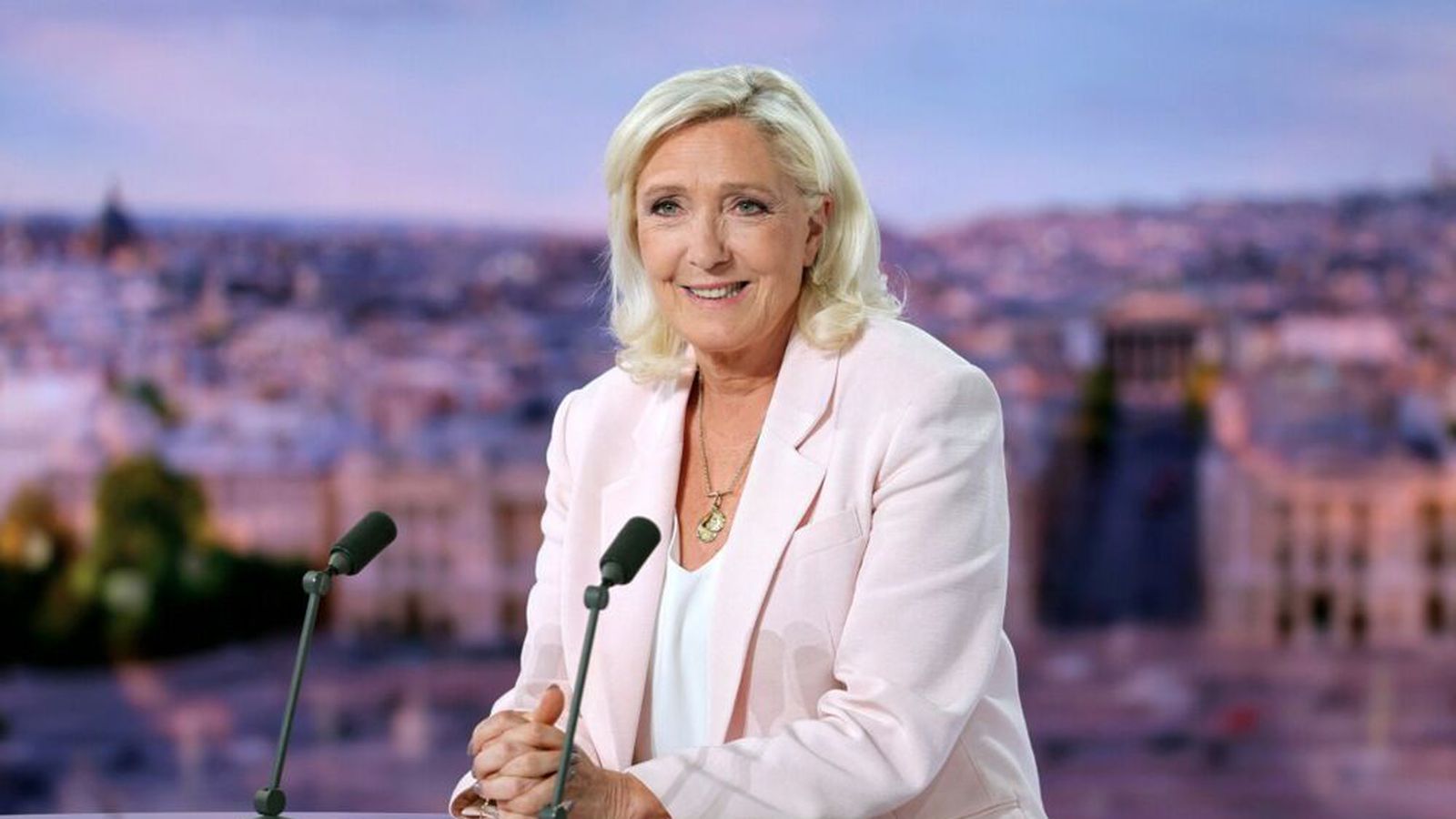 Le Pen hvergi af baki dottin og stefnir ó­trauð á for­seta­höllina