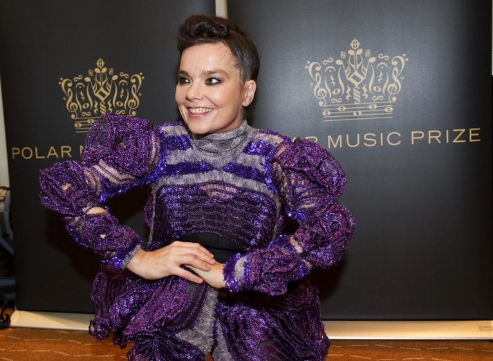 Björk Guðmundsdóttir, söngkona, er ánægð í dag, líkt og flestir Íslendingar.