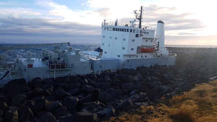 Skipið strandaði aðfaranótt laugardags.