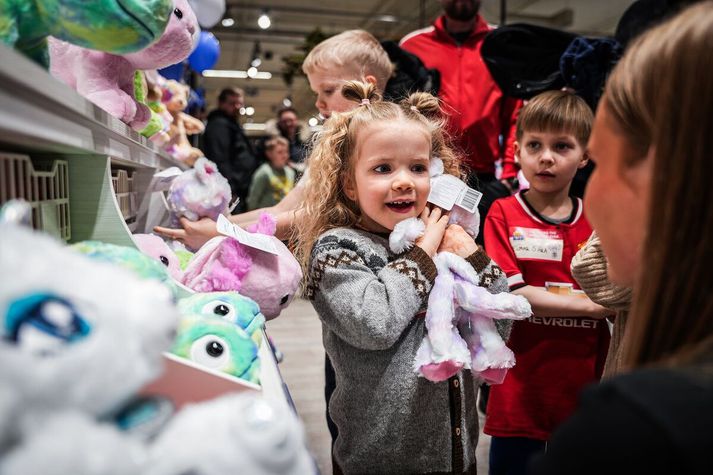 Rúmlega eitt þúsund manns mættu á opnun Build-A-Bear í Hagkaup Smáralind