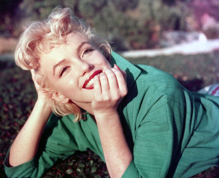 Marilyn Monroe kunni þá kúnst að stilla sér upp fyrir ljósmyndara. Hér í Palm Springs í Kaliforníu 1954. Hún lést á dularfullan hátt 1962 en væri 99 ára gömul hefði hún lifað.