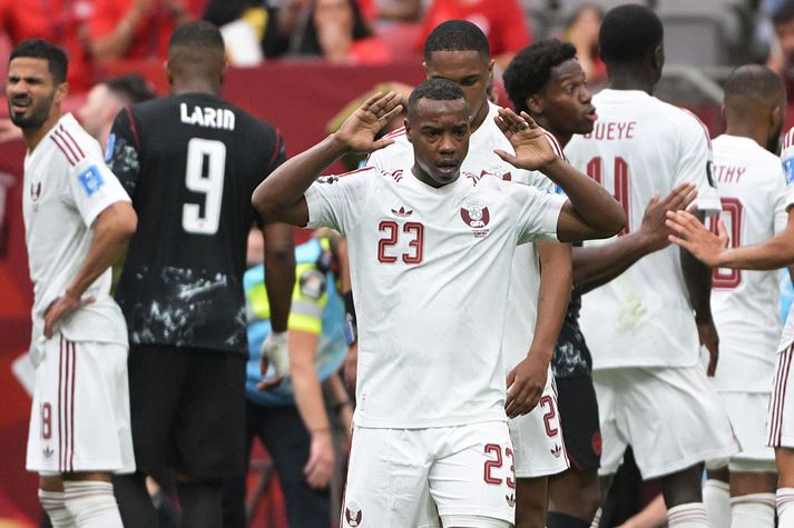 Assim Madibo var bersýnilega brugðið eftir að hafa fótbrotið Ismael Kone í Vancouver í gær.