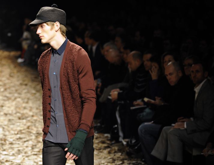 Karlfyrirsæta sýnir föt á tískusýningu Burberry.