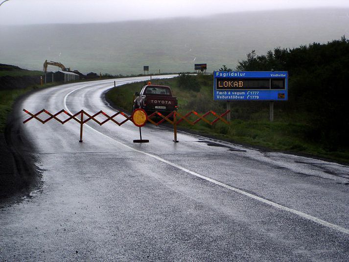 Leiðinni um Fagradal var lokað vegna veðurs.