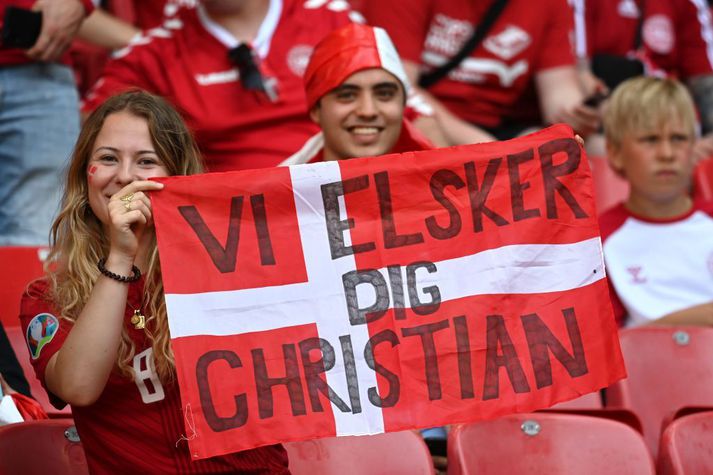 Danskir stuðningsmenn með kærleikskveðju til Christians Eriksen.