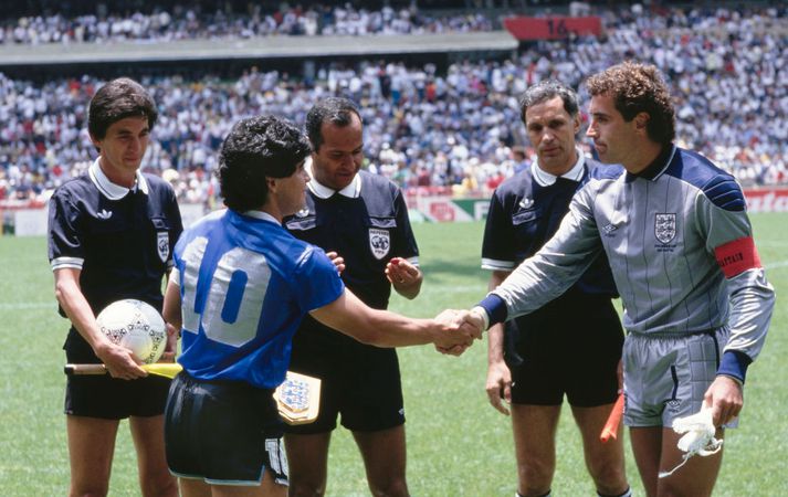 Diego Maradona og Peter Shilton heilsast fyrir leikinn fræga. Treyja Maradona úr leiknum hefur verið seld en nú er komið að treyjunni hans Shilton.