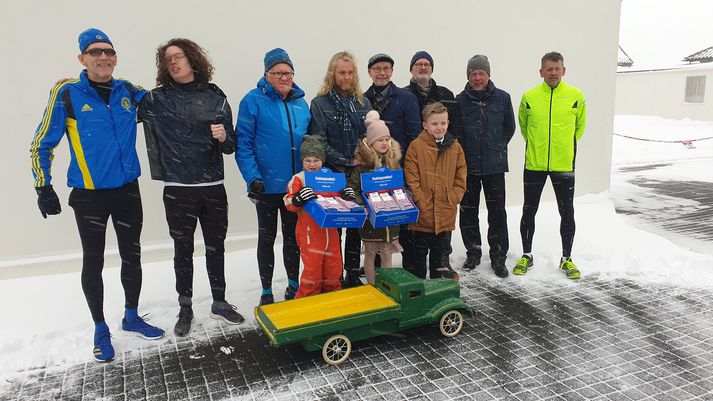 Fulltrúar Mottumars heimsóttu Bessastaði í gær þar sem þeir afhentu forseta Íslands litríka sokka.