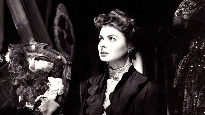 Ingrid Bergman er stórkostleg í hlutverki ungrar eiginkonu sem eiginmaðurinn tekur á taugum með markvissri gaslýsingu.