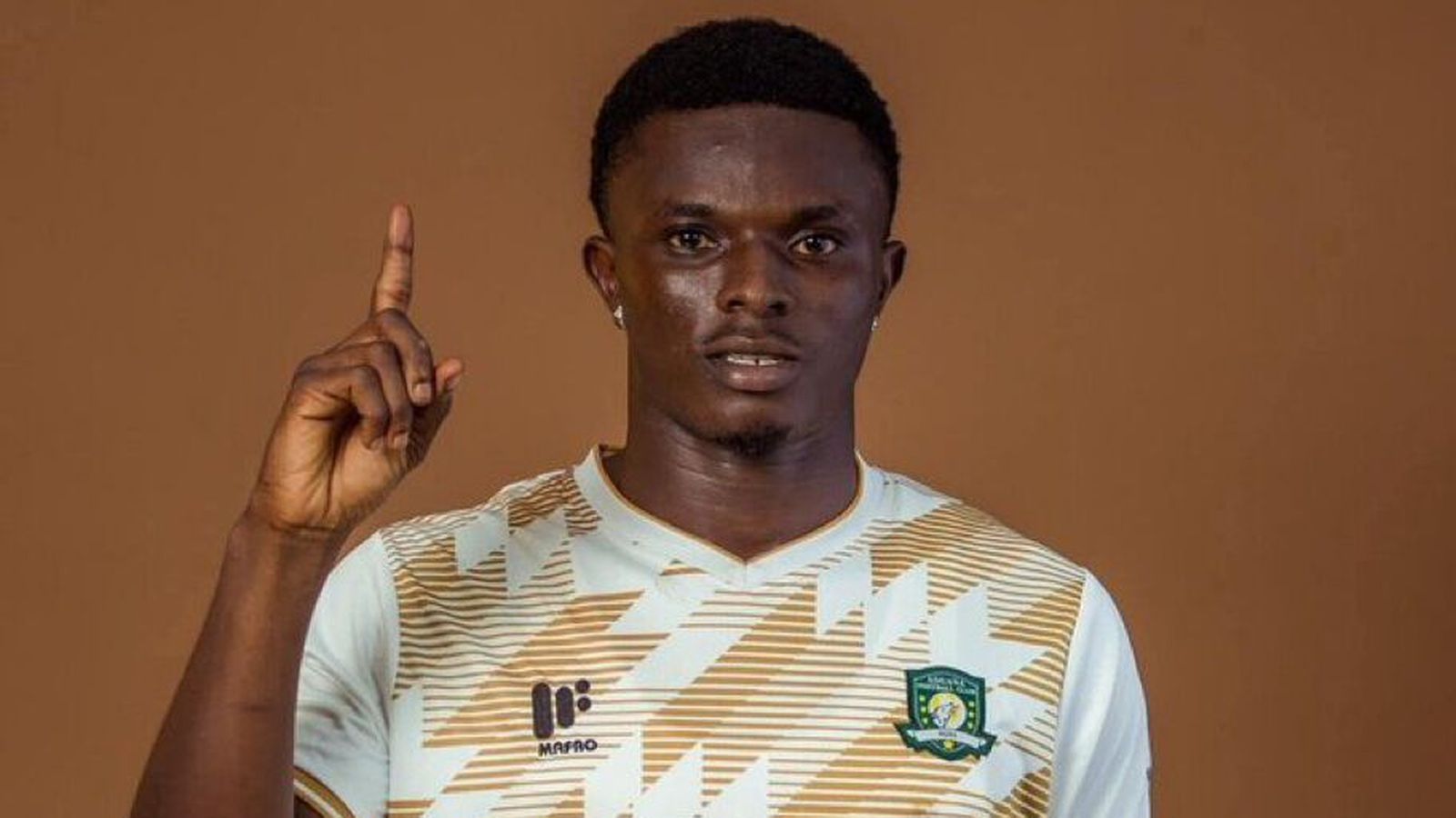 Fótboltamaður lést eftir skot­á­rás á liðsrútu