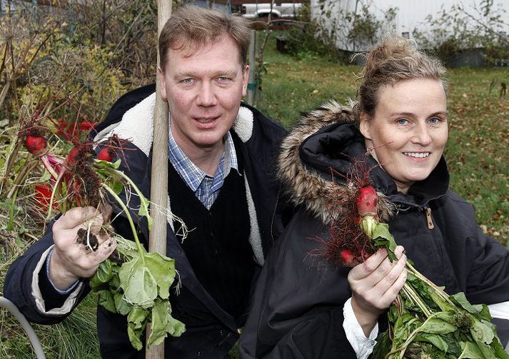 Þau hjón hafa byggt garðinn upp sem ætigarð, hafa fellt þar 12 stór tré og skipt þeim út fyrir matjurtabeð og lítið gróðurhús, ávaxtatré og berjarunna. 