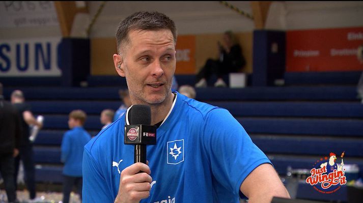 Hlynur Bæringsson var Just wingin' it maður leiksins í Garðabæ í gær og viðurkenndi að hann þekkti kjúklingavængjastaðinn ansi vel.