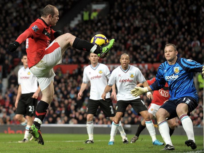 Wayne Rooney í einu af færum sínum á móti Burnley.