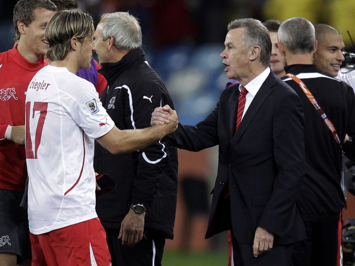 Ottmar Hitzfeld, þjálfari Sviss, fagnar sigri á Spánverjum með Reto Ziegler.