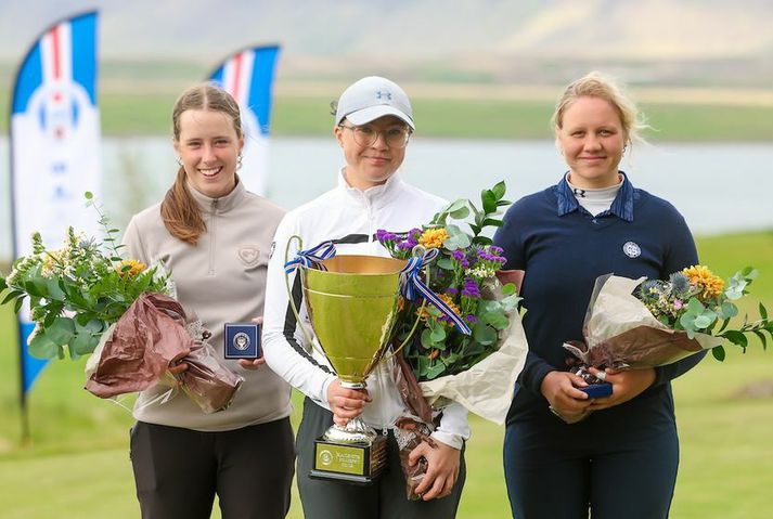 Verðlaunahafarnir á Íslandsmótinu í holukeppni kvenna. Talið frá vinstri: Eva Kristinsdóttir, Anna Júlía Ólafsdóttir, Fjóla Margrét Viðarsdóttir.