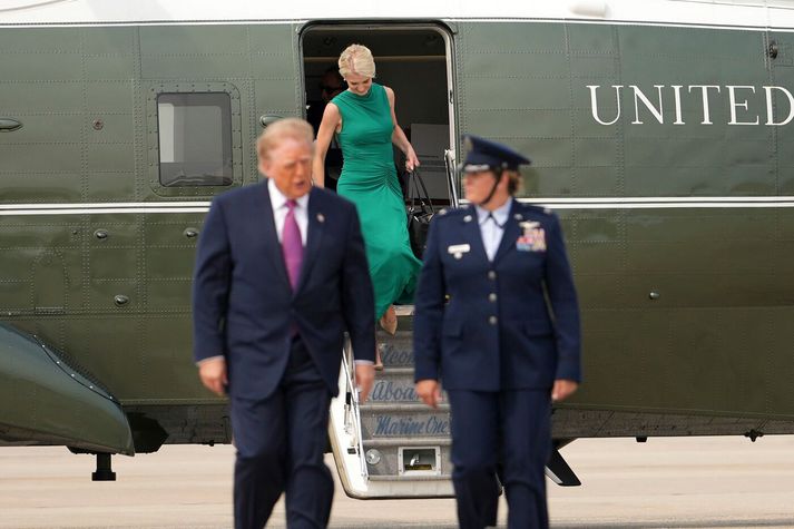 Natalie Harp fylgir Trump um hvert fótmál. Hún hefur víst ekki tekið sér einn frídag frá því Trump settist aftur að í Hvíta húsinu.