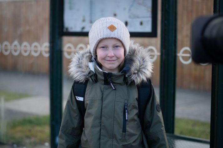 Sunneva Arney var að bíða eftir strætó til að fara á íþróttaæfingu þegar bíll stoppaði fyrir framan strætóskýlið og farþegar hans köstuðu eggjum í átt að henni.