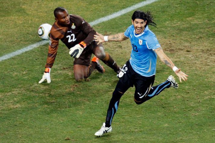 Sebastian Abreu fagnar hér eftir að hafa skorað úr vítinu sem kom Úrúgvæ í undanúrslit á HM í Suður-Afríku árið 2010.