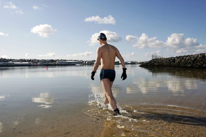 Sjórinn við strandlengju Reykjavíkur er nægilega hreinn til að stunda sjóböð.