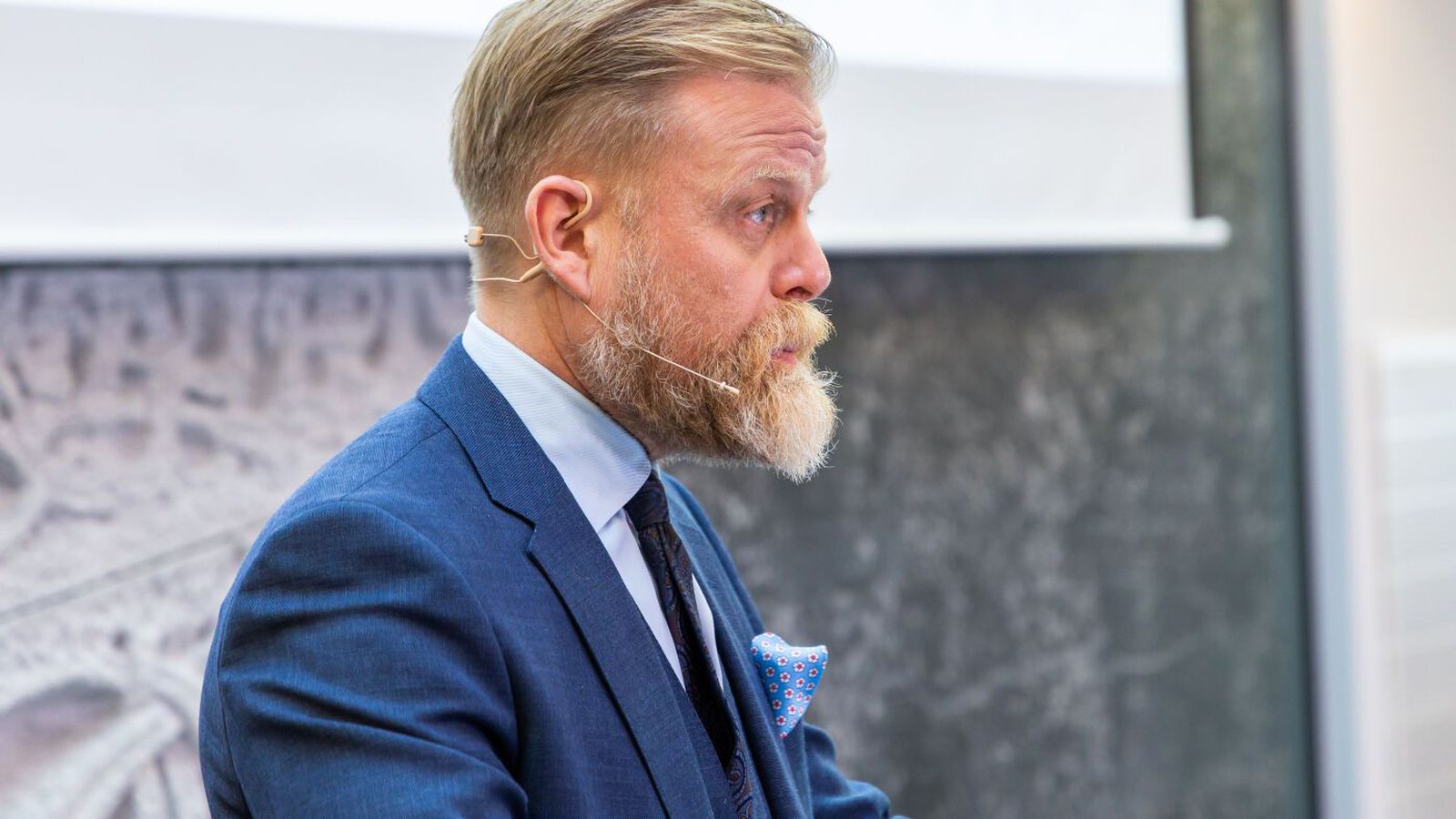 Við­varandi ó­vissa, versnandi verðbólgu­horfur og háir vextir gætu reynt á