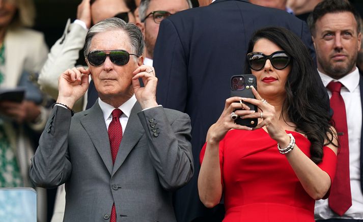 John W. Henry og Linda Henry sjálst reglulega í stúkunni á leikjum Liverpool. Linda var stödd á hóteli við Bláa lónið þegar rýma þurfti Grindavík í nótt.