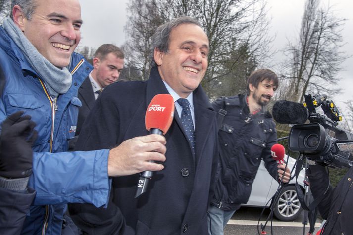 Michel Platini var léttur þegar hann hitti fjölmiðlamenn í gær.