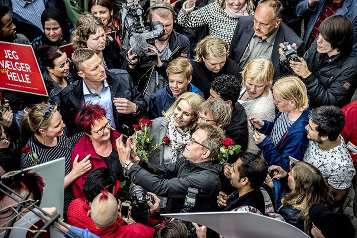 Helle Thorning-Schmidt, leiðtogi sósíaldemókrata, stillti sér upp fyrir myndatökur með aðdáendum á kosningaferðalagi í Viborg.