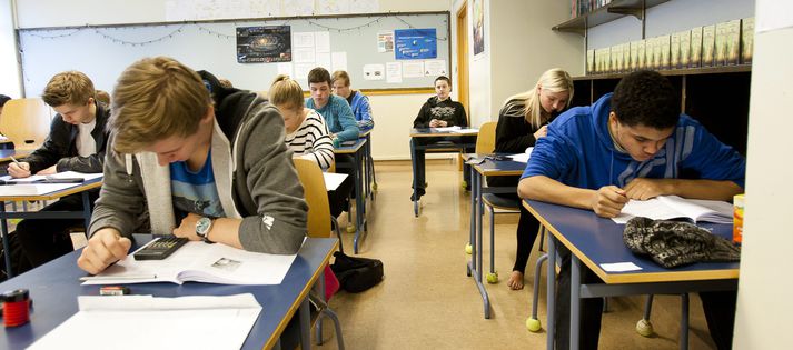 Íslenskir strákar sem þreyttu PISA-prófið voru almennt ánægðari með lífið en stelpur.