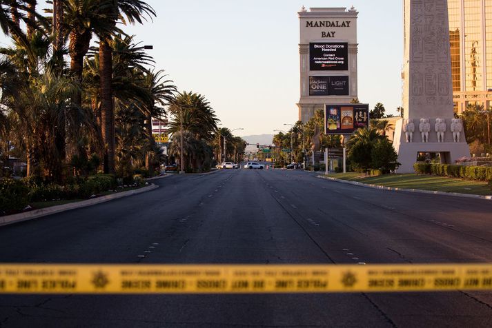 Paddock skaut út um glugga á herbergi sínu á 32. hæð Mandalay Bay hótelsins í Las Vegas.