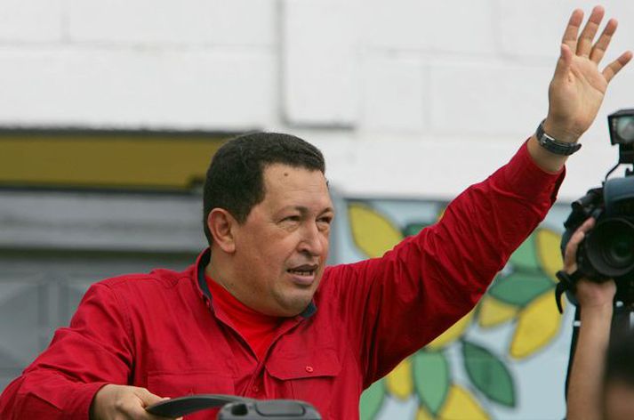 Stuðningsmönnum veifað. Hugo Chavez virtist sigurviss þegar hann greiddi atkvæði á sunnudaginn.
