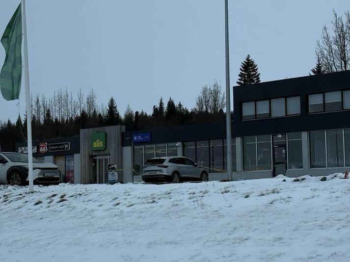 Söluskála Olís var tímabundið lokað eftir að slysið varð. En á myndinni sést hvernig lögreglan innsiglaði staðinn. 