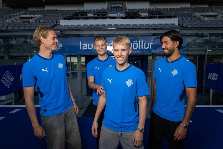 Strákarnir í íslenska landsliðinu voru hressir þegar þeir stilltu sér upp í nýju treyjunni.