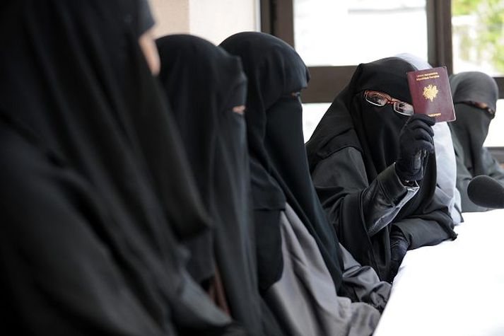Veifar vegabréfi Franskar konur klæddar Niqab, alklæðnaði með andlitsblæju sem hylur allt nema augun.
nordicphotos/AFP