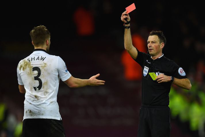 Luke Shaw fær að líta rauða spjaldið hjá Mark Clattenburg á móti West Ham.