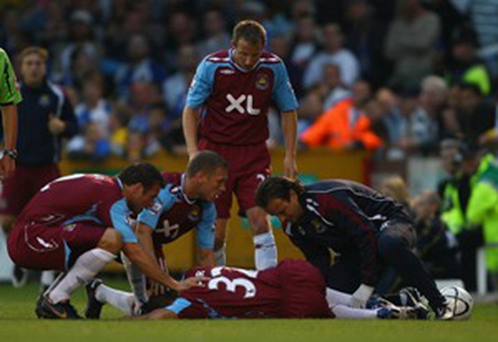 Kieron Dyer liggur sárkvalinn á vellinum í kvöld.