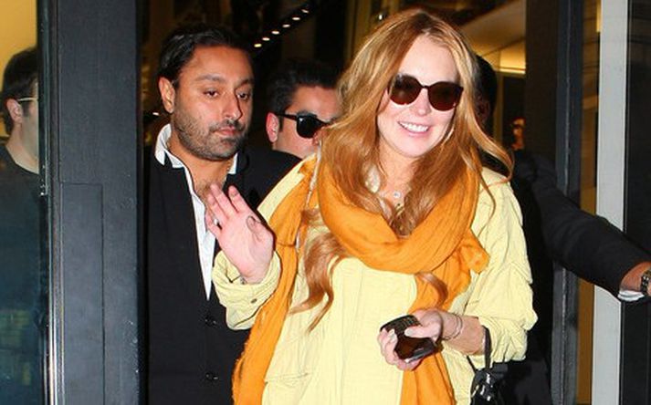 Lindsay Lohan var glöð í bragði fyrir utan Chanel verslunina í New York í gær.