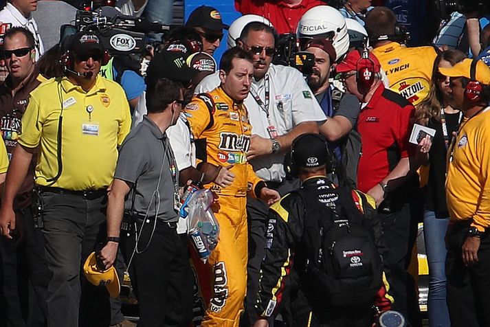 Kyle Busch gengur í burtu eftir slagsmálin.