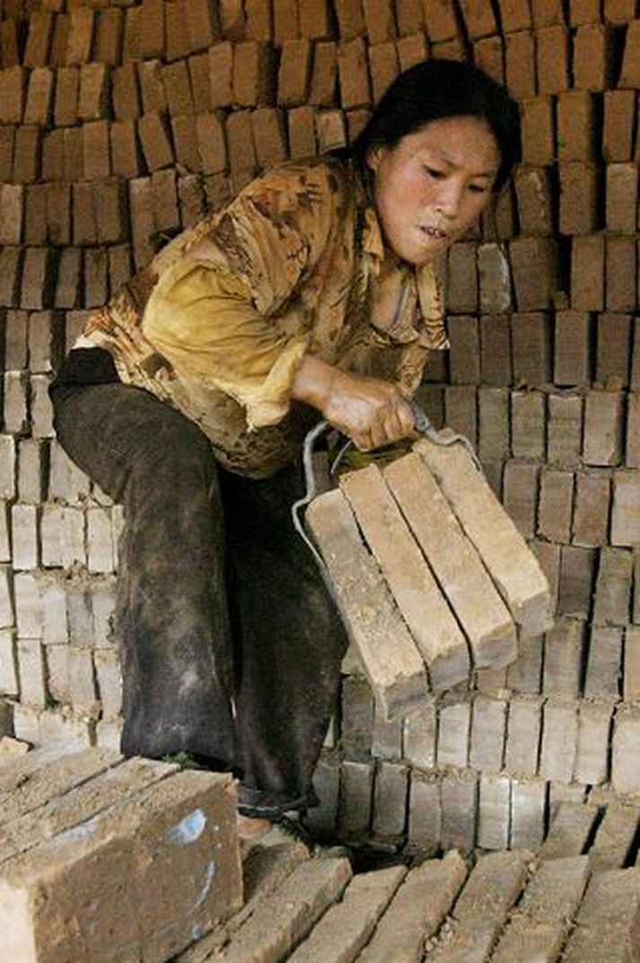 Þessi kona vinnur hörðum höndum í einni af fjölmörgum múrsteinsverksmiðjum í Kína. Þar hefur fólki verið haldið í nauðungarvinnu.